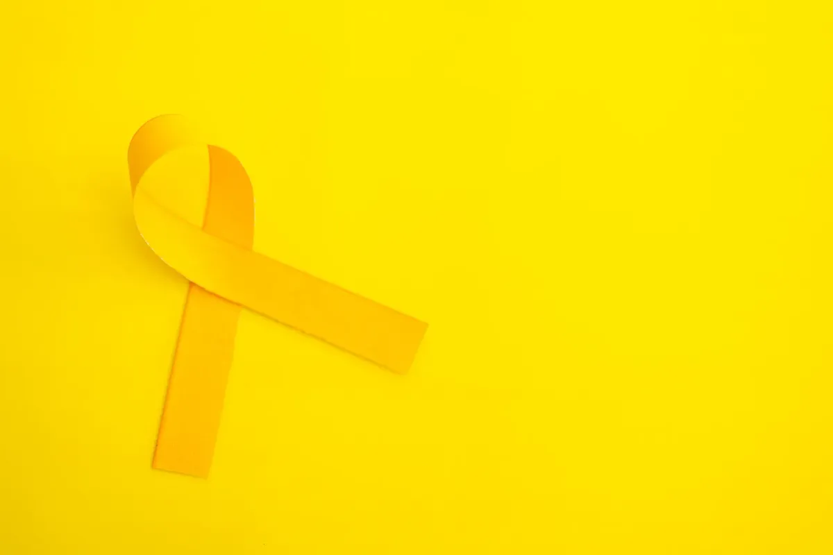 Ruban jaune, symbole de l'endométriose, sur fond jaune