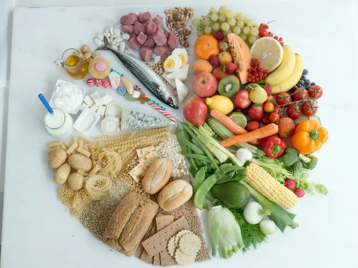 Assiette variée composée de légumes, fruits, poissons gras, légumineuses et céréales complètes