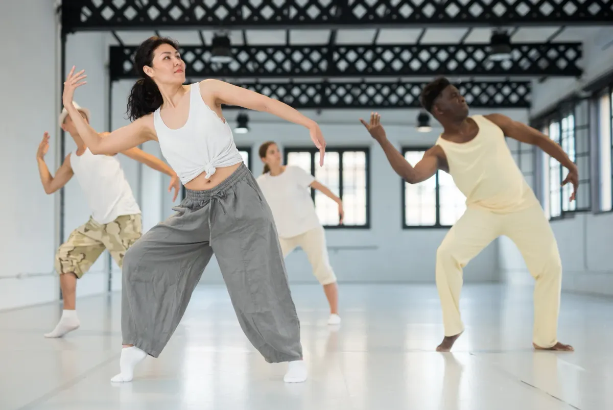 Cours de danse en mouvement, ambiance douce et lumineuse