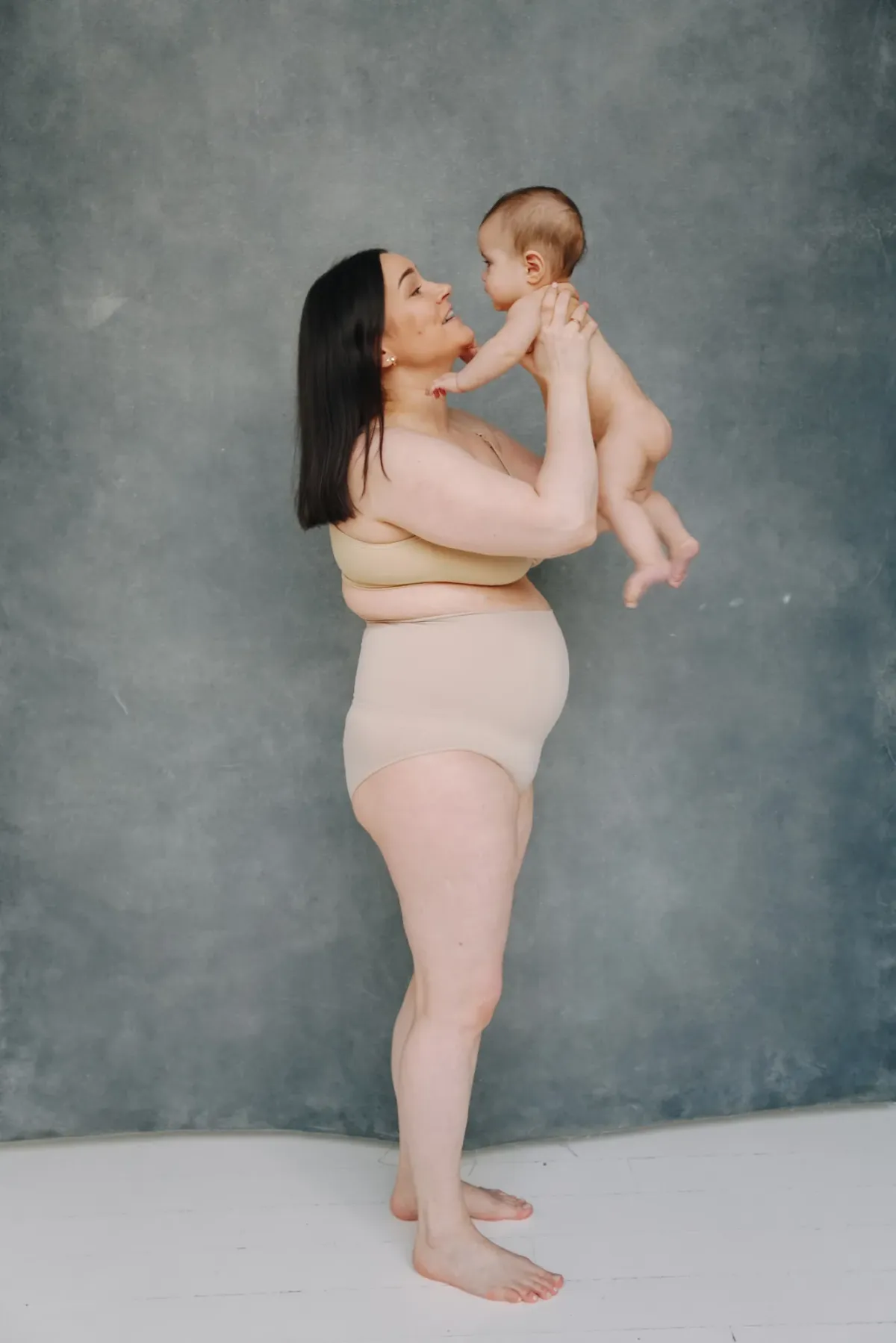 Femme tenant son bébé dans les bras
