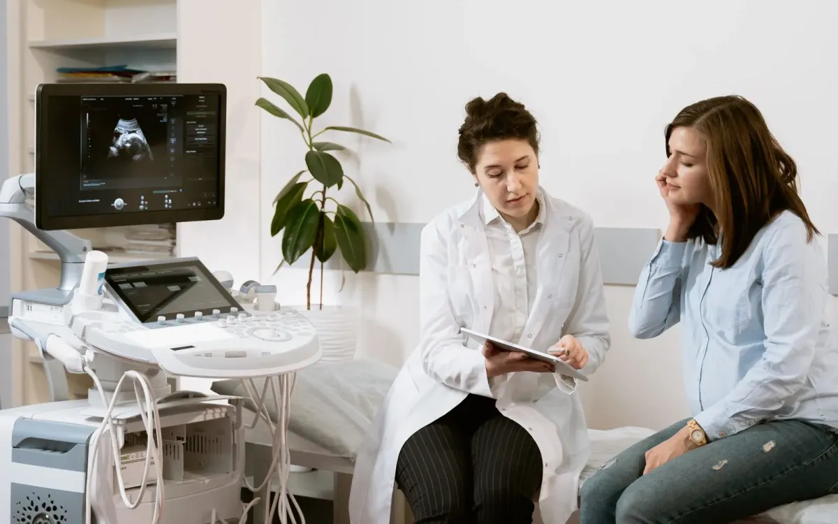 Femme enceinte en consultation avec une professionnelle de santé