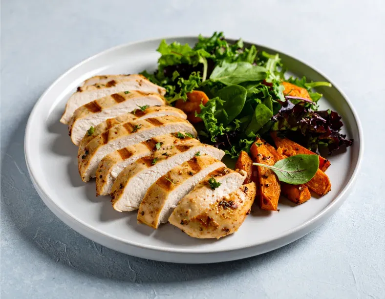 Assiette de poulet et de légumes verts, repas du soir équilibré