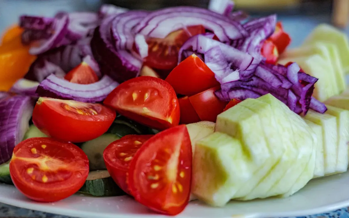 Salade de tomates, concombre et oignon