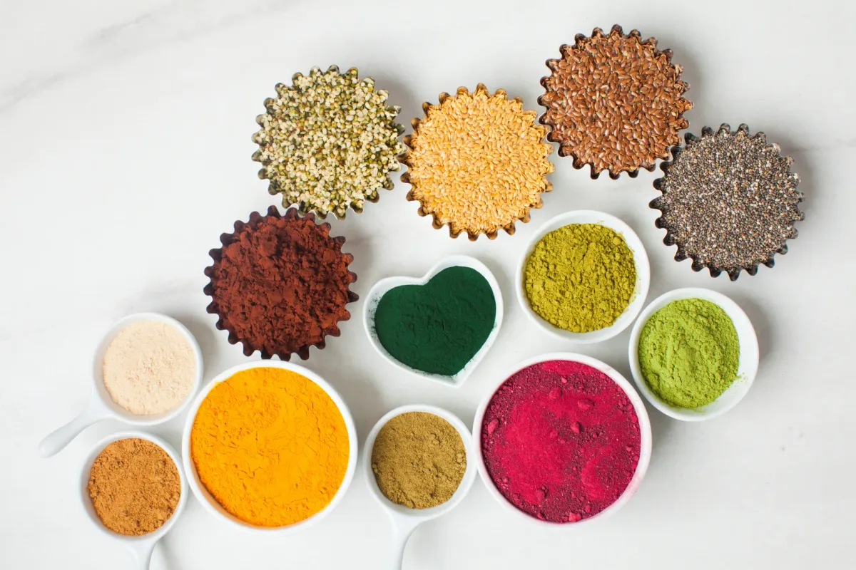 Épices et poudres colorées disposées en petits tas