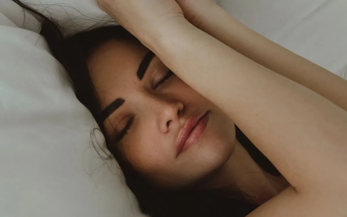 Femme endormie paisiblement dans ses draps