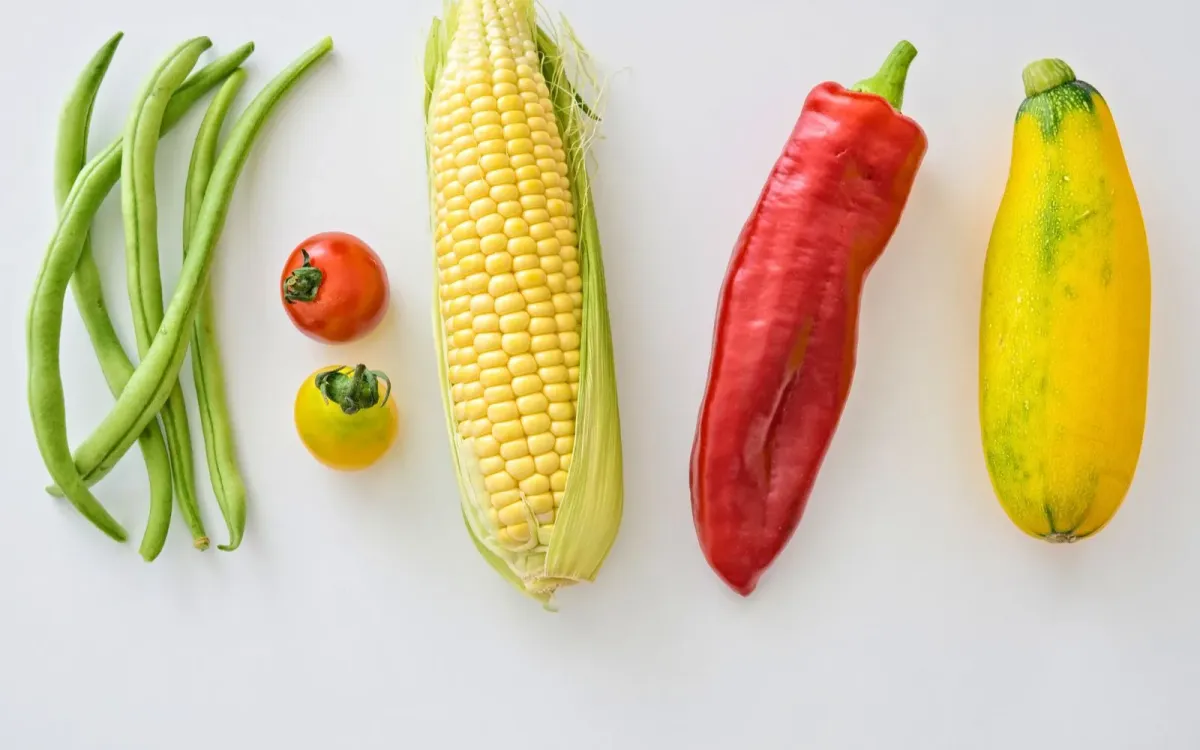 Légumes colorés, maïs et poivrons, sur un plan de travail