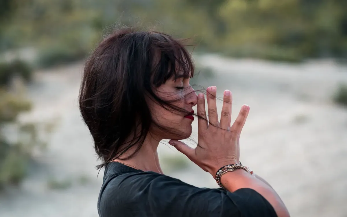 Femme de profil en méditation, mains en mudra
