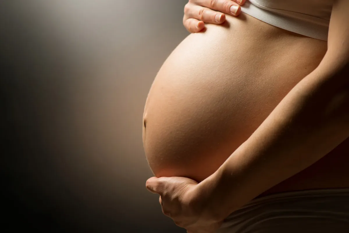 Ventre arrondi d'une femme enceinte