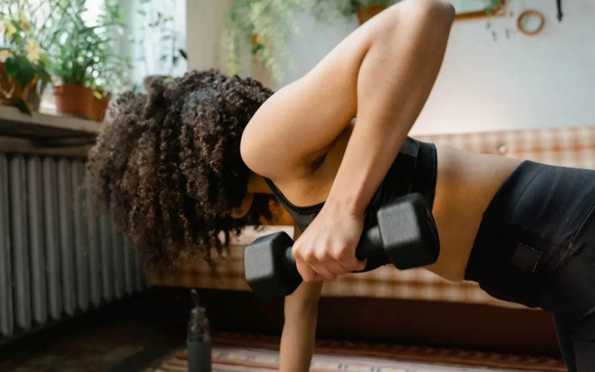 Femme faisant du renforcement musculaire avec un haltère