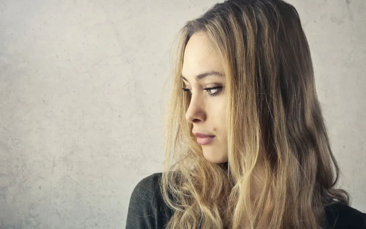 Femme pensive, le regard baissé