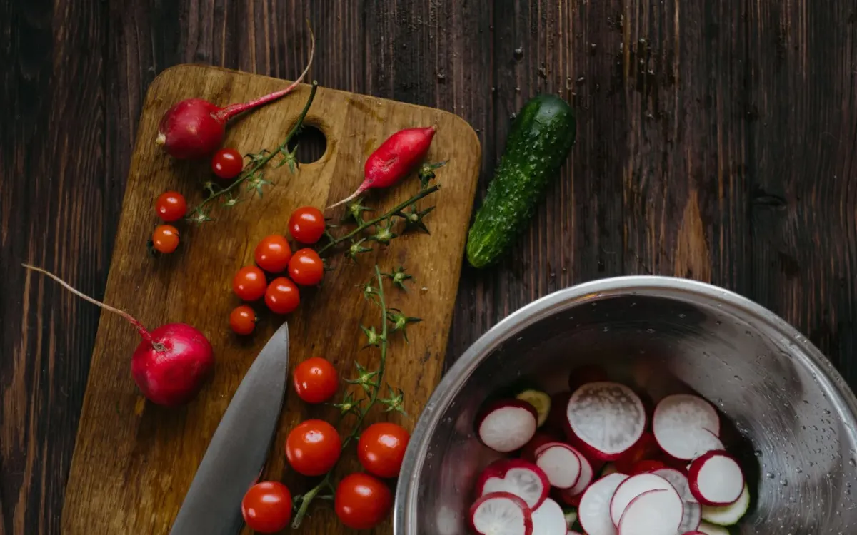 Légumes variés posés sur une planche à découper en bois