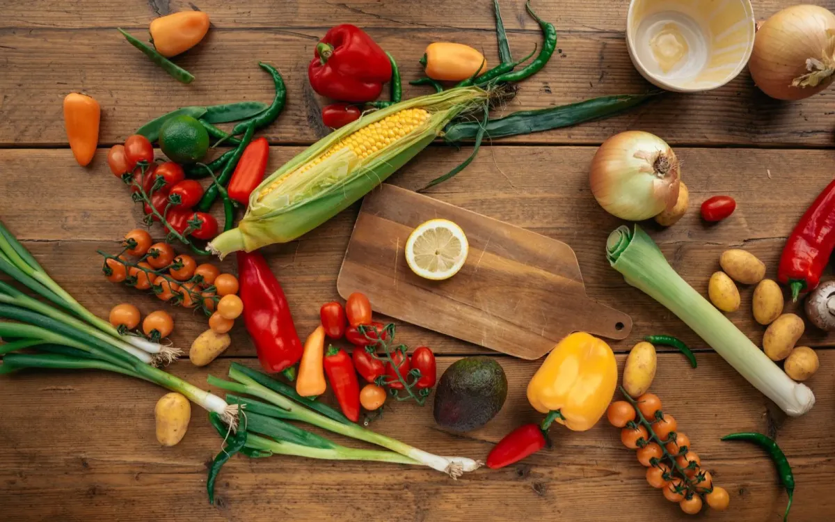 Légumes et fruits frais posés sur une table en bois