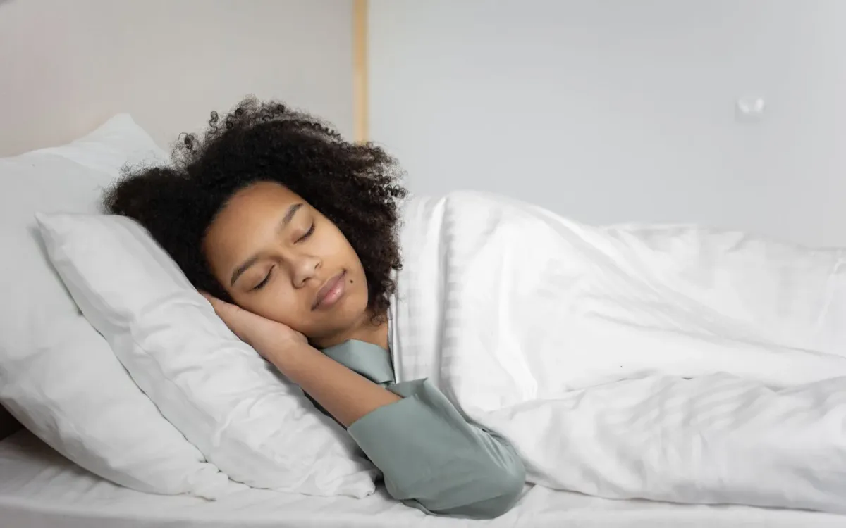 Femme au calme dans une lumière douce, le regard apaisé