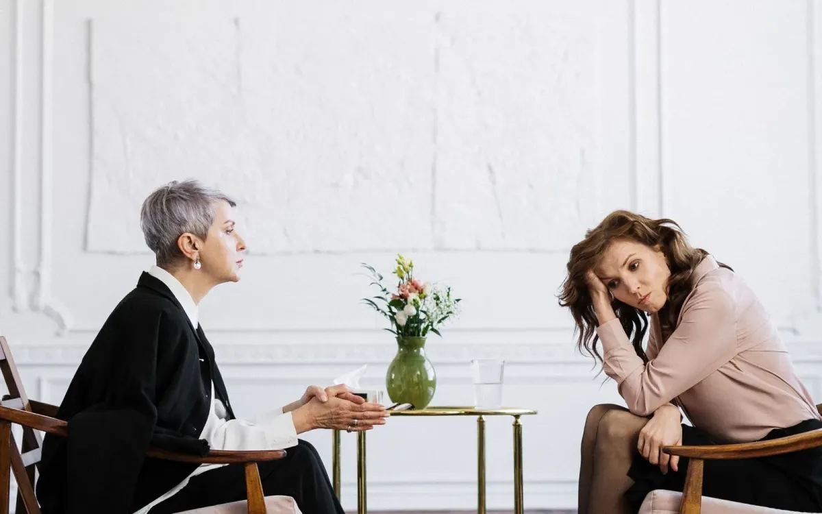 Deux femmes assises face à face lors d'une séance de conseil