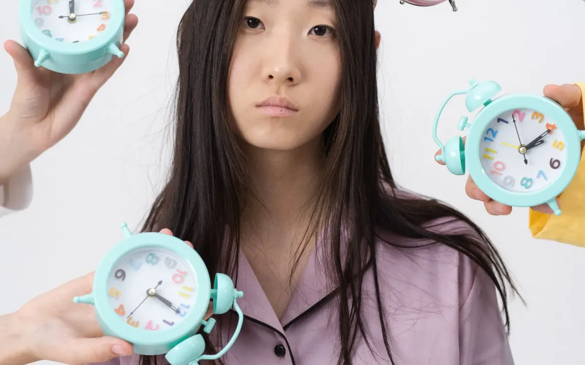 Femme posant doucement la main sur son cou, à hauteur de la thyroïde