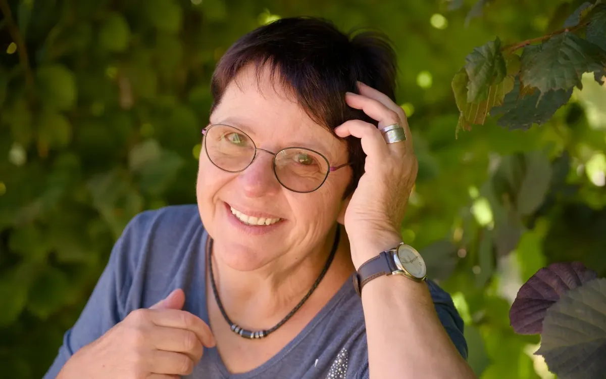 Femme mature à lunettes, portrait sur fond vert