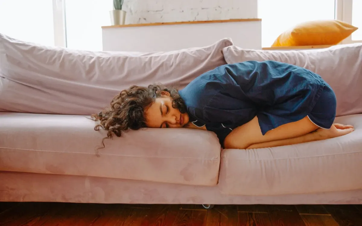 Femme posant doucement la main sur son cou, à hauteur de la thyroïde