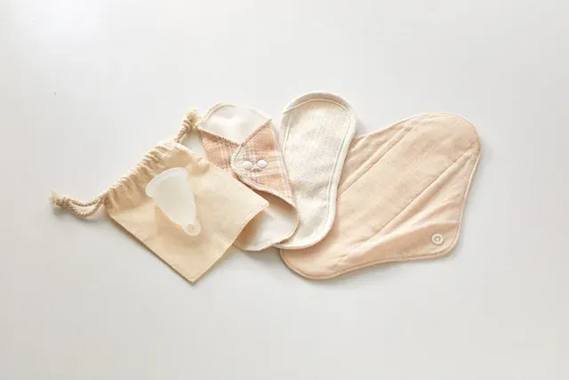 Soutien-gorge blanc posé sur un fond clair