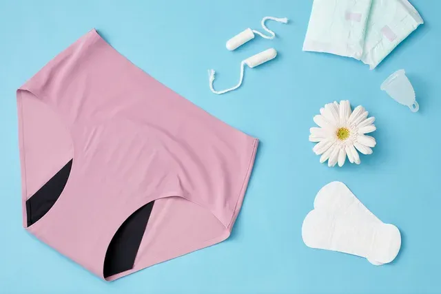 Culotte menstruelle et protections lavables posées à plat