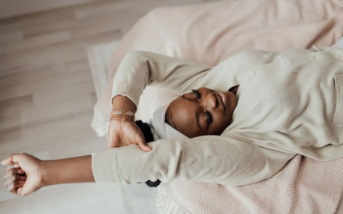 Femme qui s'étire au réveil, détendue