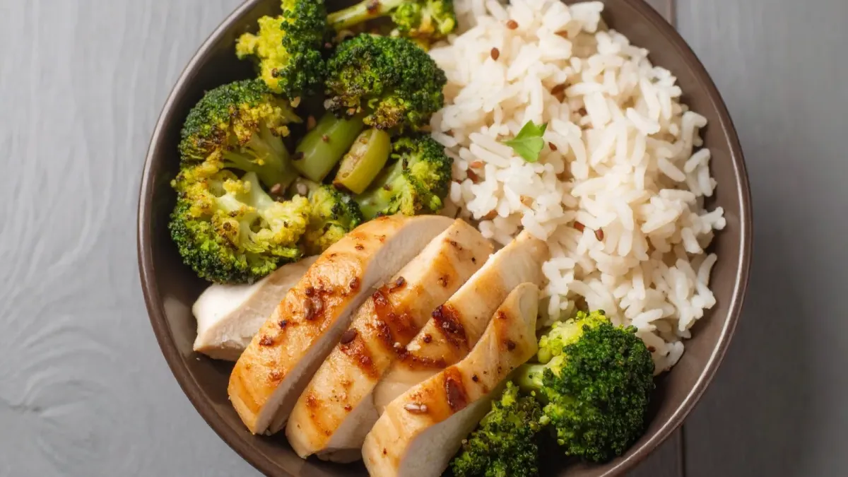 Bol de poulet, riz complet et brocolis vu de dessus