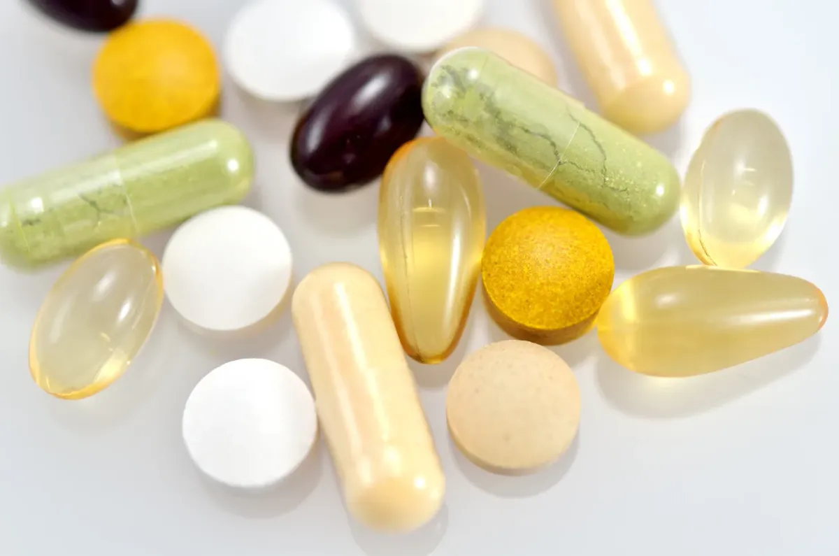 Gélules et comprimés de couleurs variées vus de près