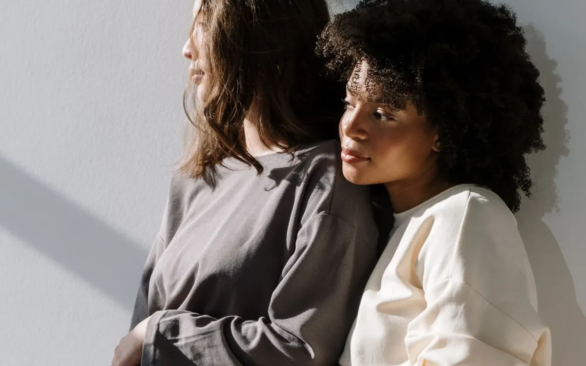Deux femmes assises côte à côte, en pleine conversation