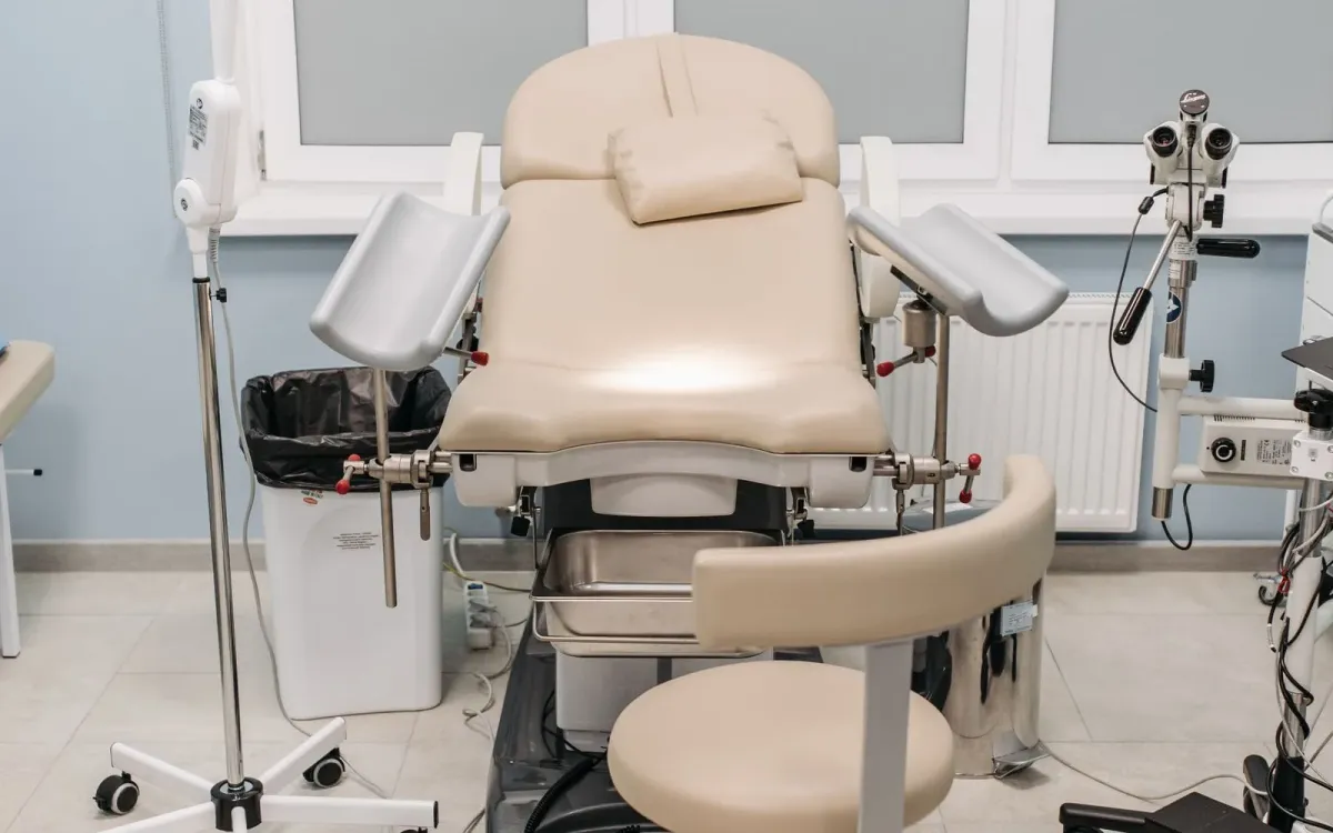 Fauteuil d'examen dans un cabinet de gynécologie