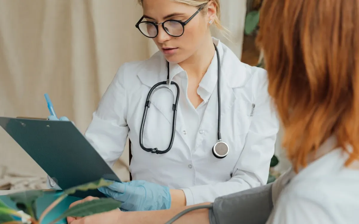 Médecin passant en revue les résultats avec sa patiente