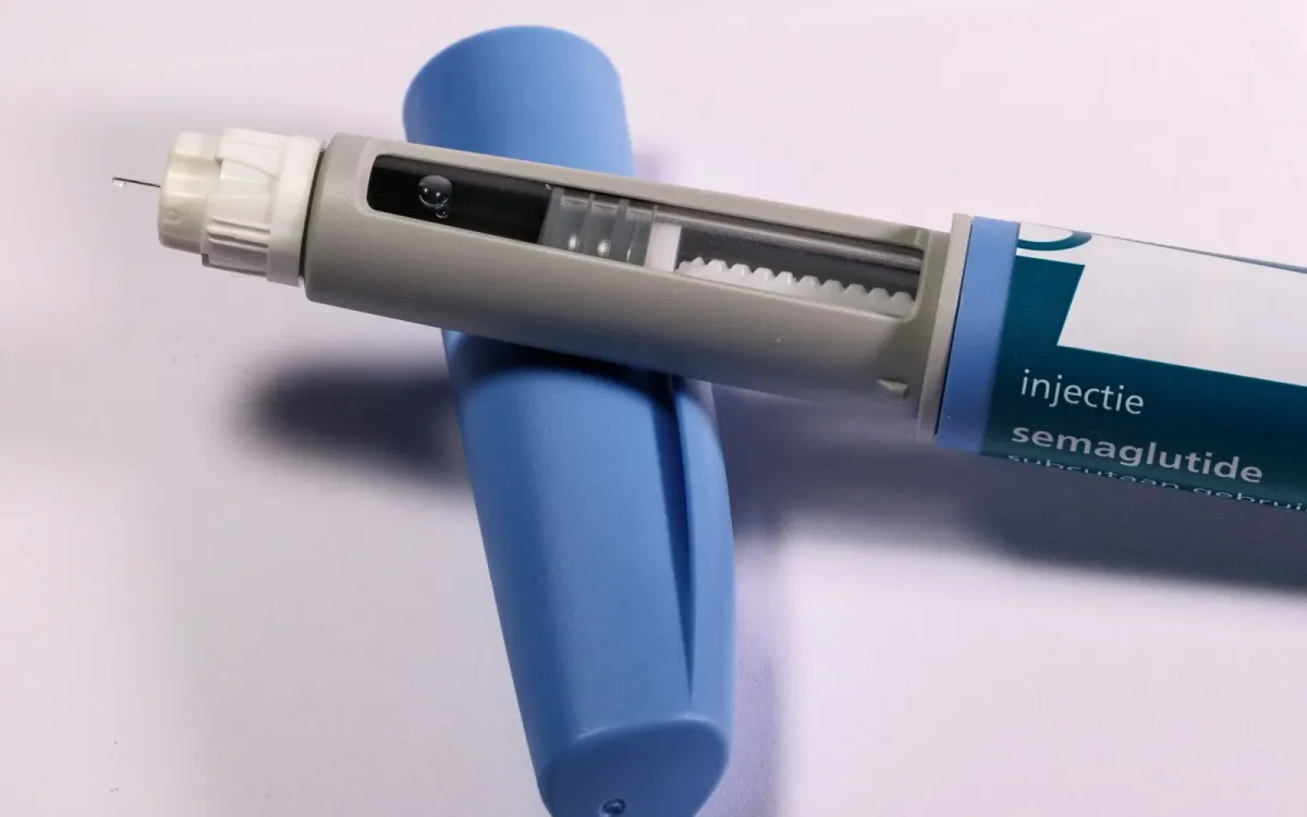 Stylo injecteur de sémaglutide posé devant sa boîte