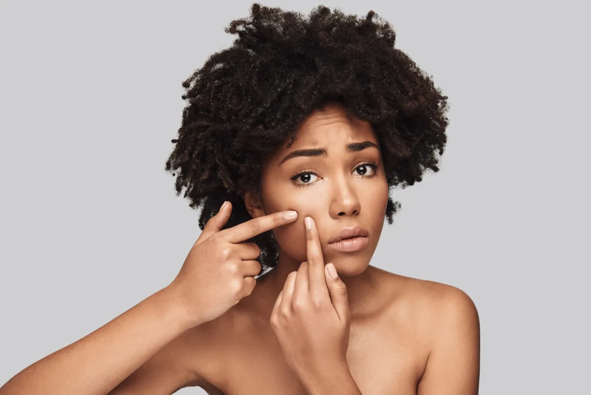 Portrait d'une femme aux cheveux bouclés, regard de face