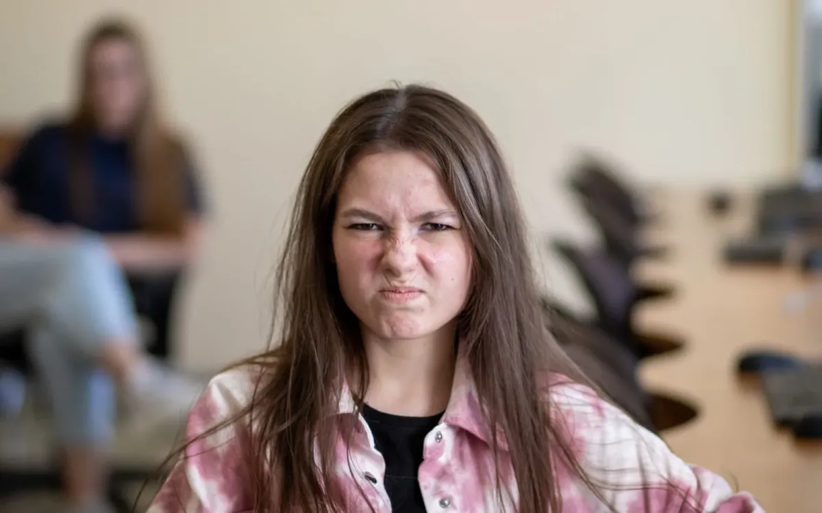Femme au visage crispé par l'agacement