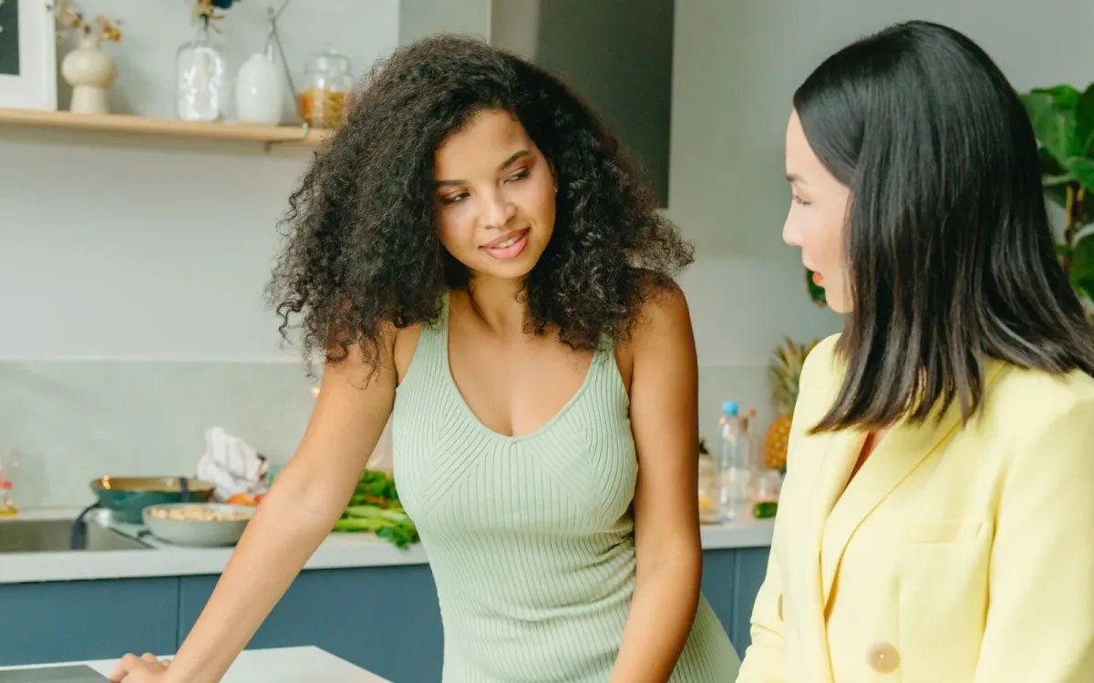 Consultation autour d'une table garnie de légumes frais