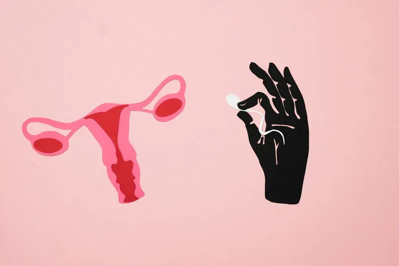 Utérus stylisé rose sur fond clair