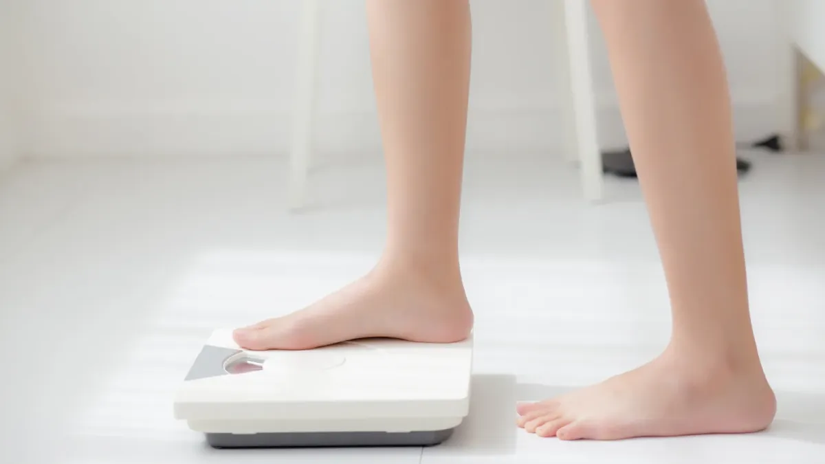 Pieds nus posés sur un pèse-personne