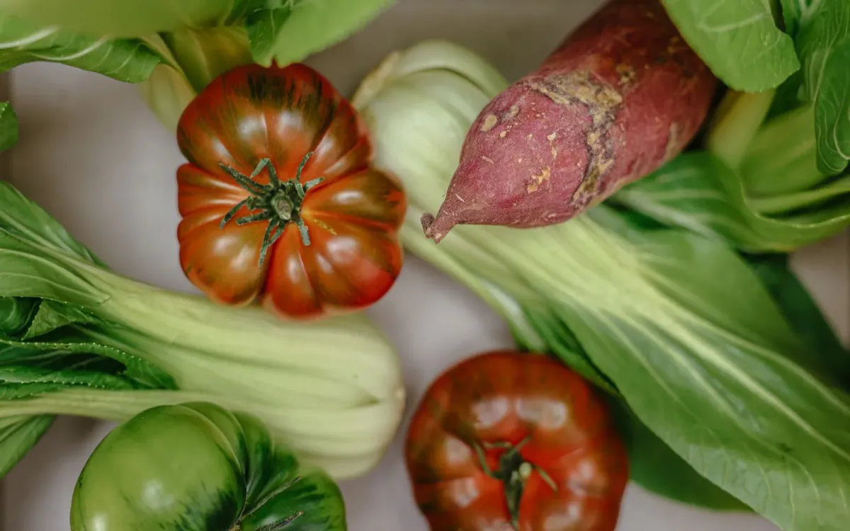 Légumes frais, tomates anciennes et patate douce