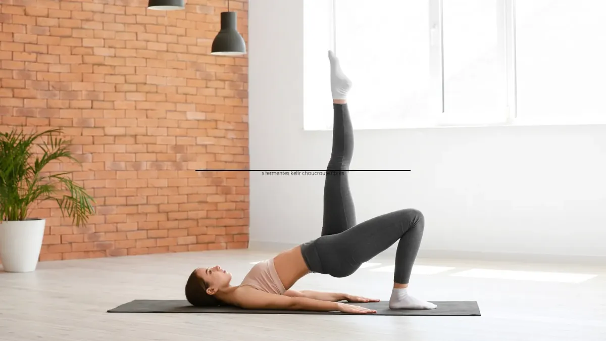 Femme réalisant un exercice au sol sur un tapis de yoga