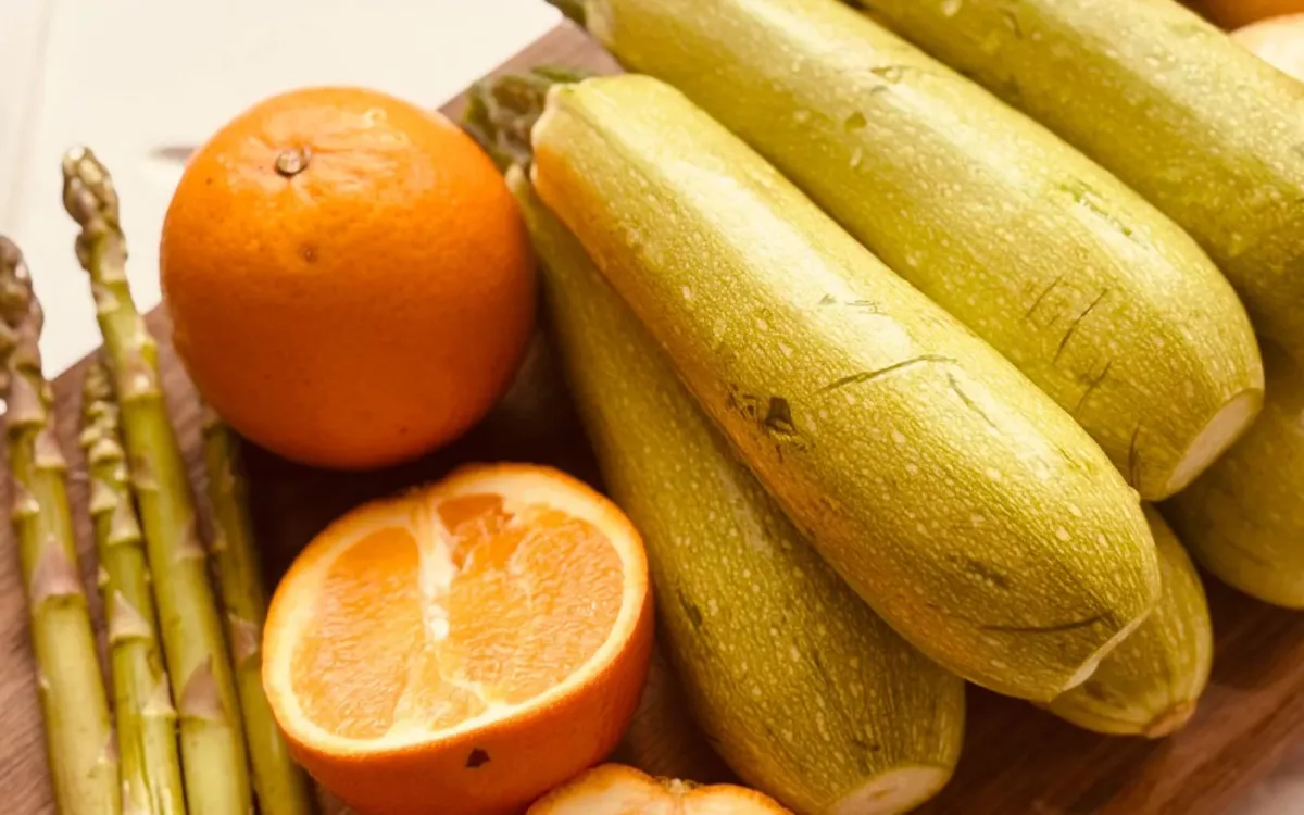 Courgettes et asperges fraîches sur un plan de travail