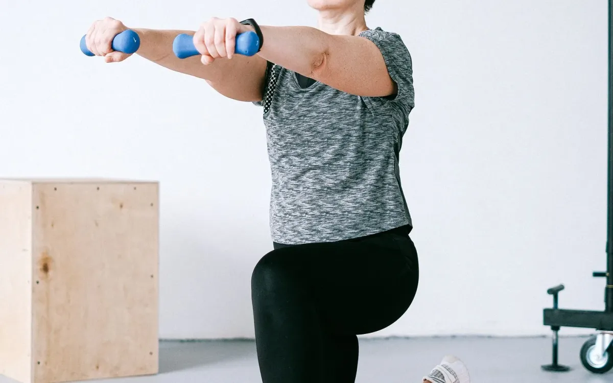 Femme en train de soulever des haltères légers