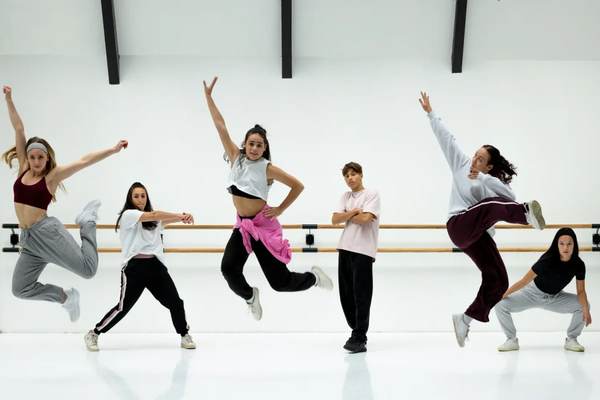 Groupe de femmes en mouvement lors d'un cours collectif
