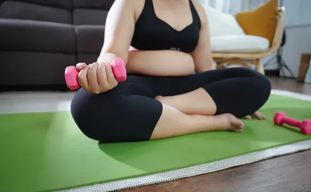 Femme pratiquant le yoga sur un tapis
