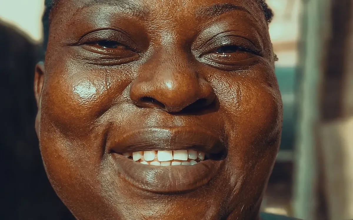 Femme souriante à l'extérieur, dans un cadre de campagne