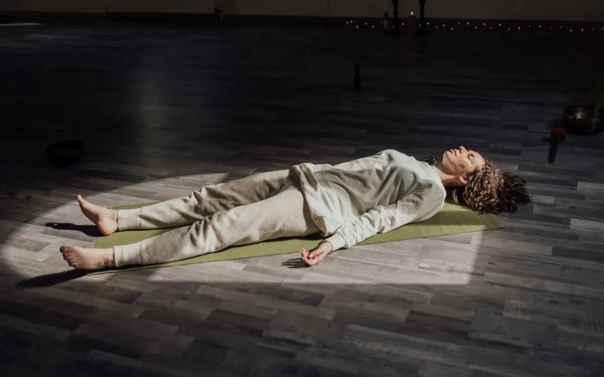 Femme allongée sur un tapis, jambes détendues