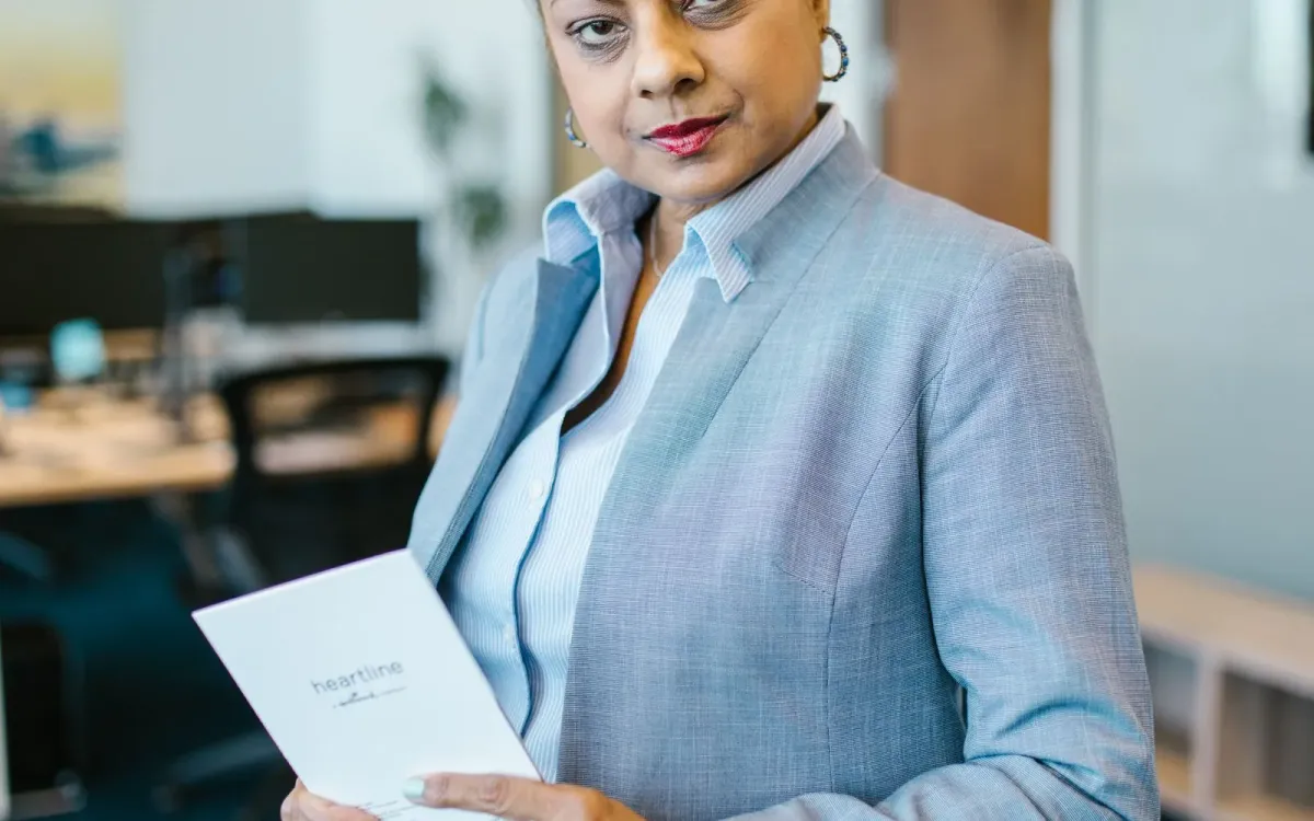 Femme qui lit attentivement un compte rendu d'examen