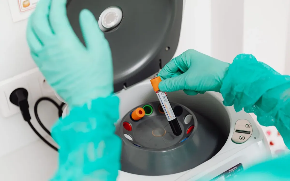 Tubes de prélèvement placés dans une centrifugeuse de laboratoire