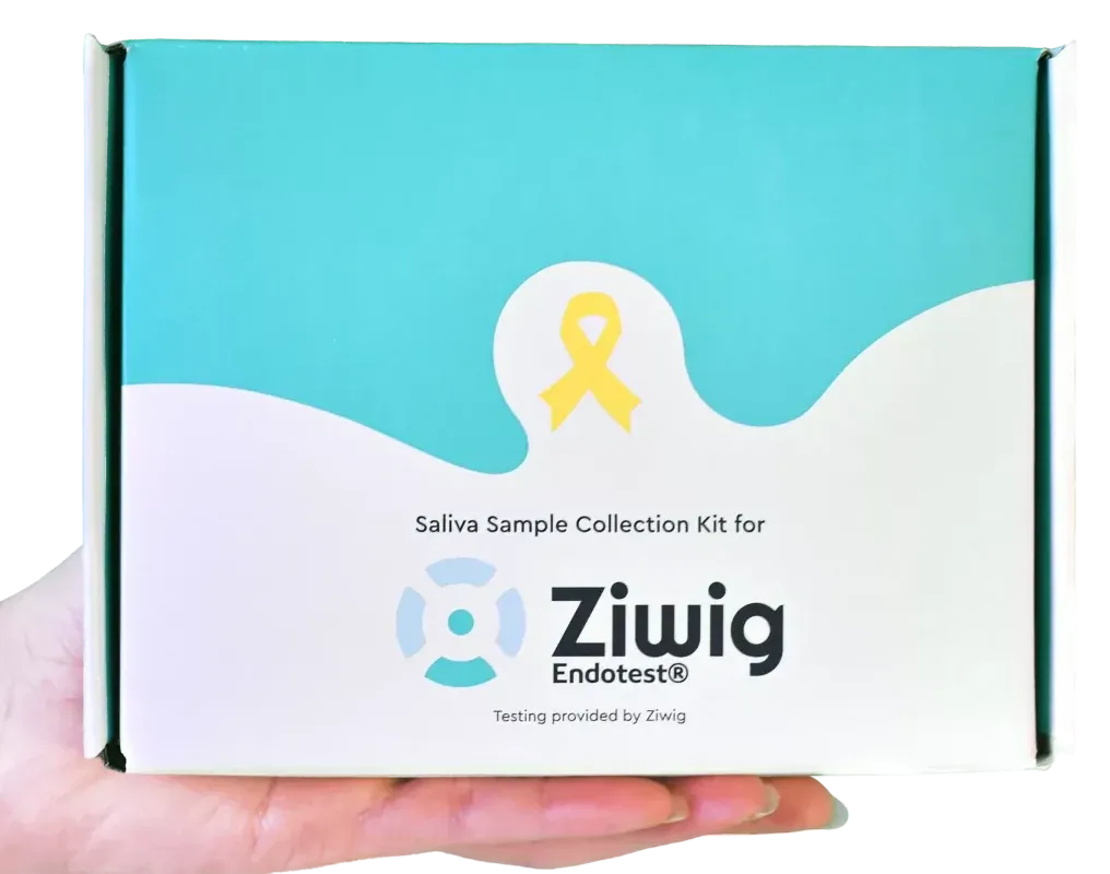 Kit de prélèvement salivaire Ziwig Endotest tenu dans une main, boîte turquoise au ruban jaune de l'endométriose