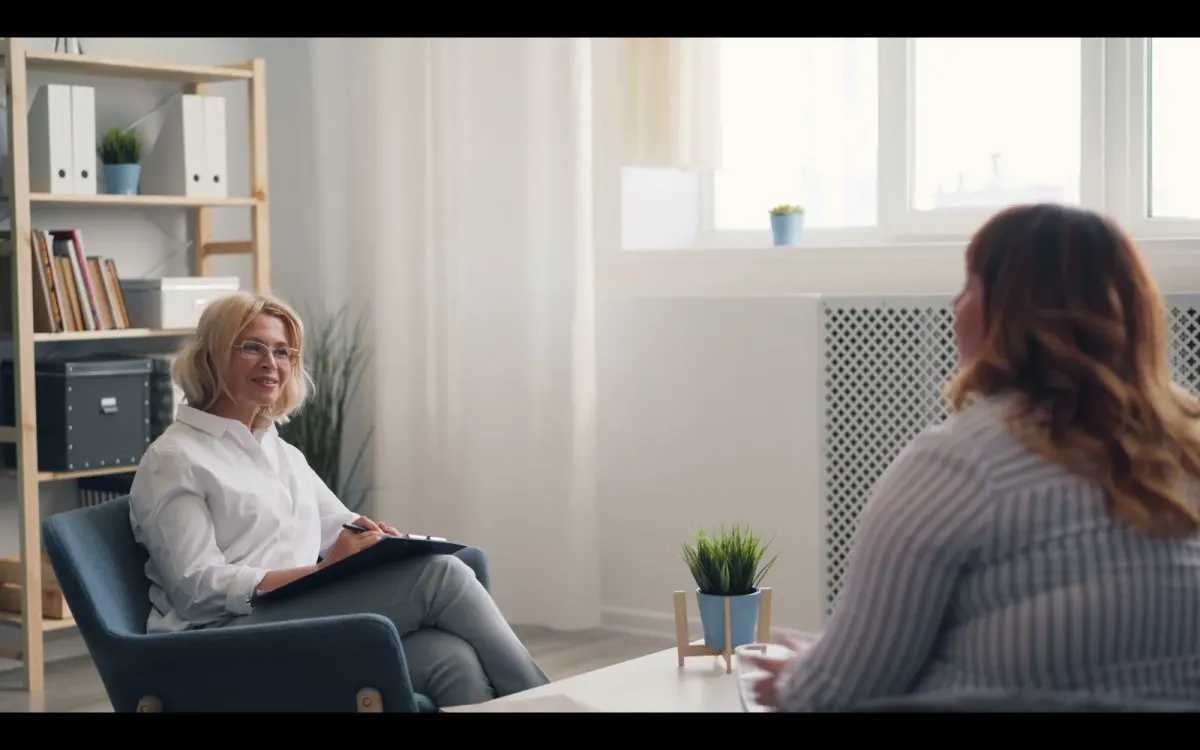 Naturopathe et cliente dans un bureau lumineux