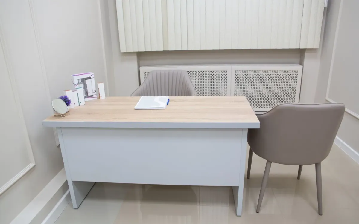 Cabinet médical lumineux avec des chaises et un bureau