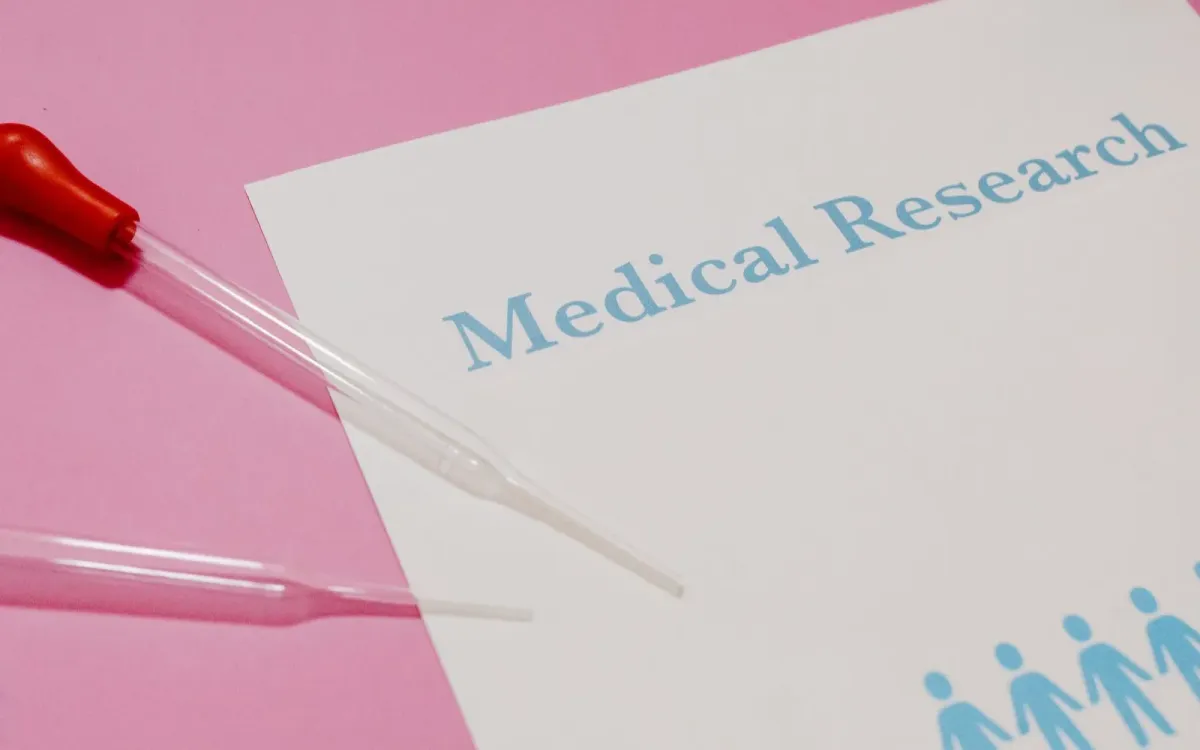 Pipette de laboratoire au-dessus d'un document d'analyse