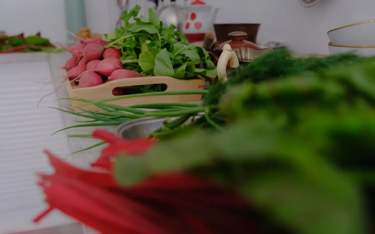 Légumes frais et radis posés sur un plan de travail